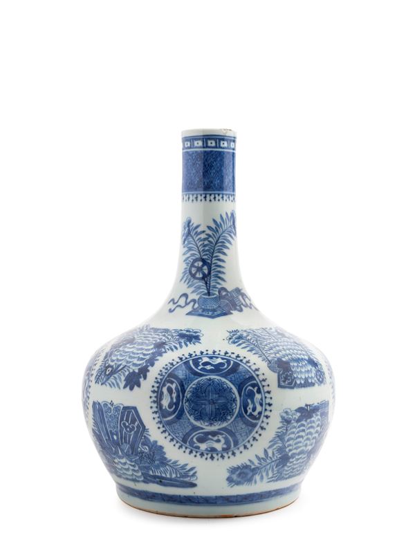 A BLUE AND WHITE 'FITZHUGH' DECORATION PORCELAIN VASE
