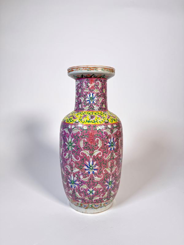 A FAMILLE ROSE PORCELAIN VASE