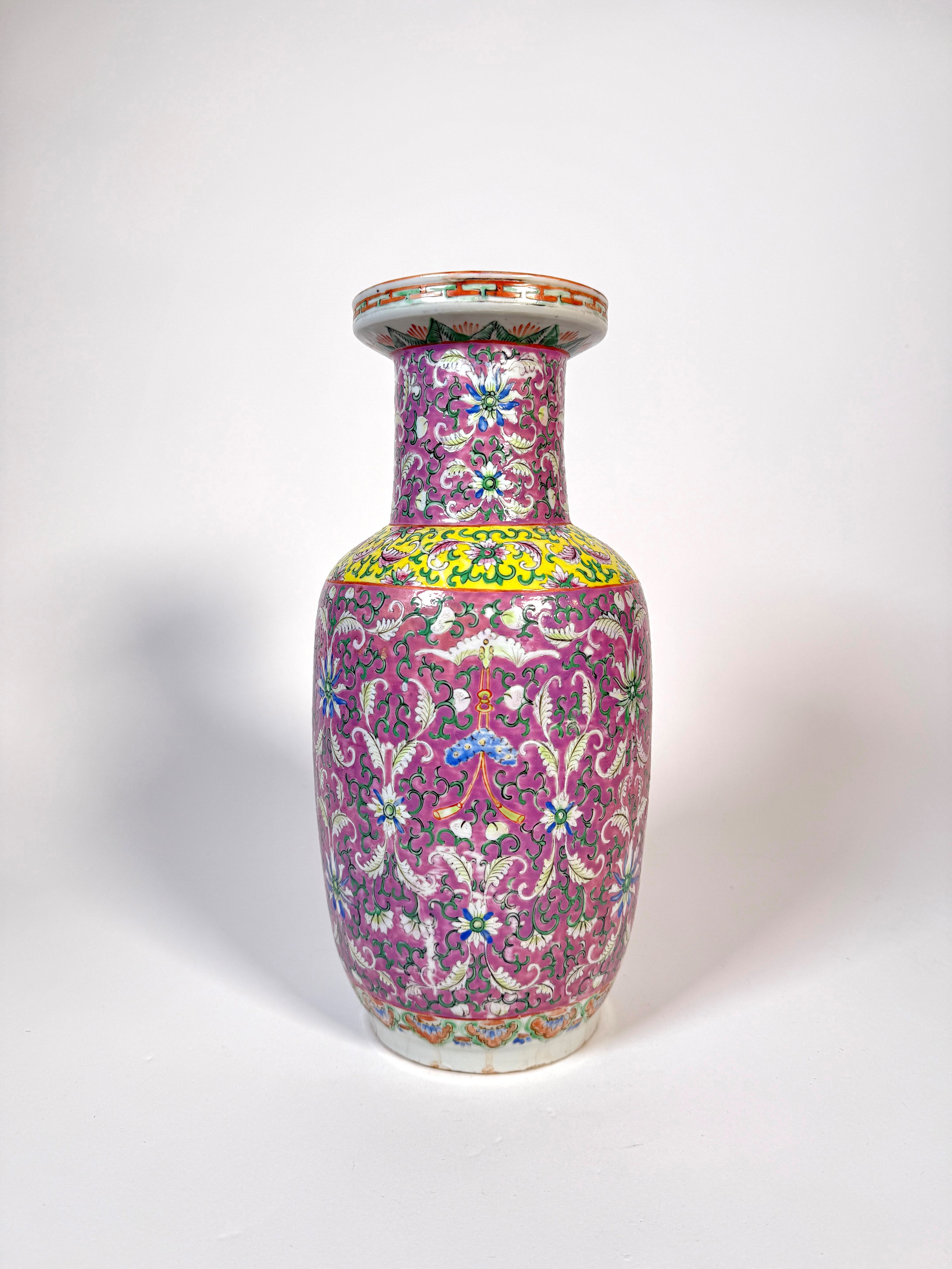 VASO IN PORCELLANA FAMIGLIA ROSA