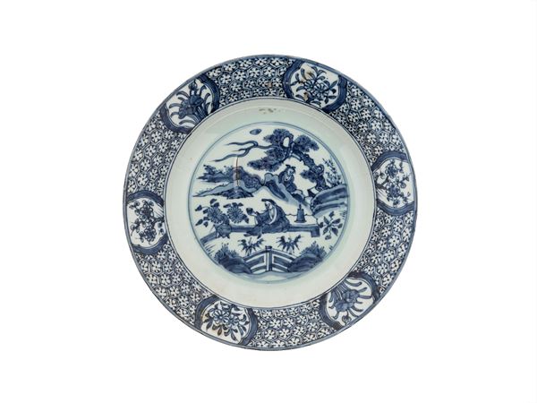 A BLUE AND WHITE PORCELAIN PLATE