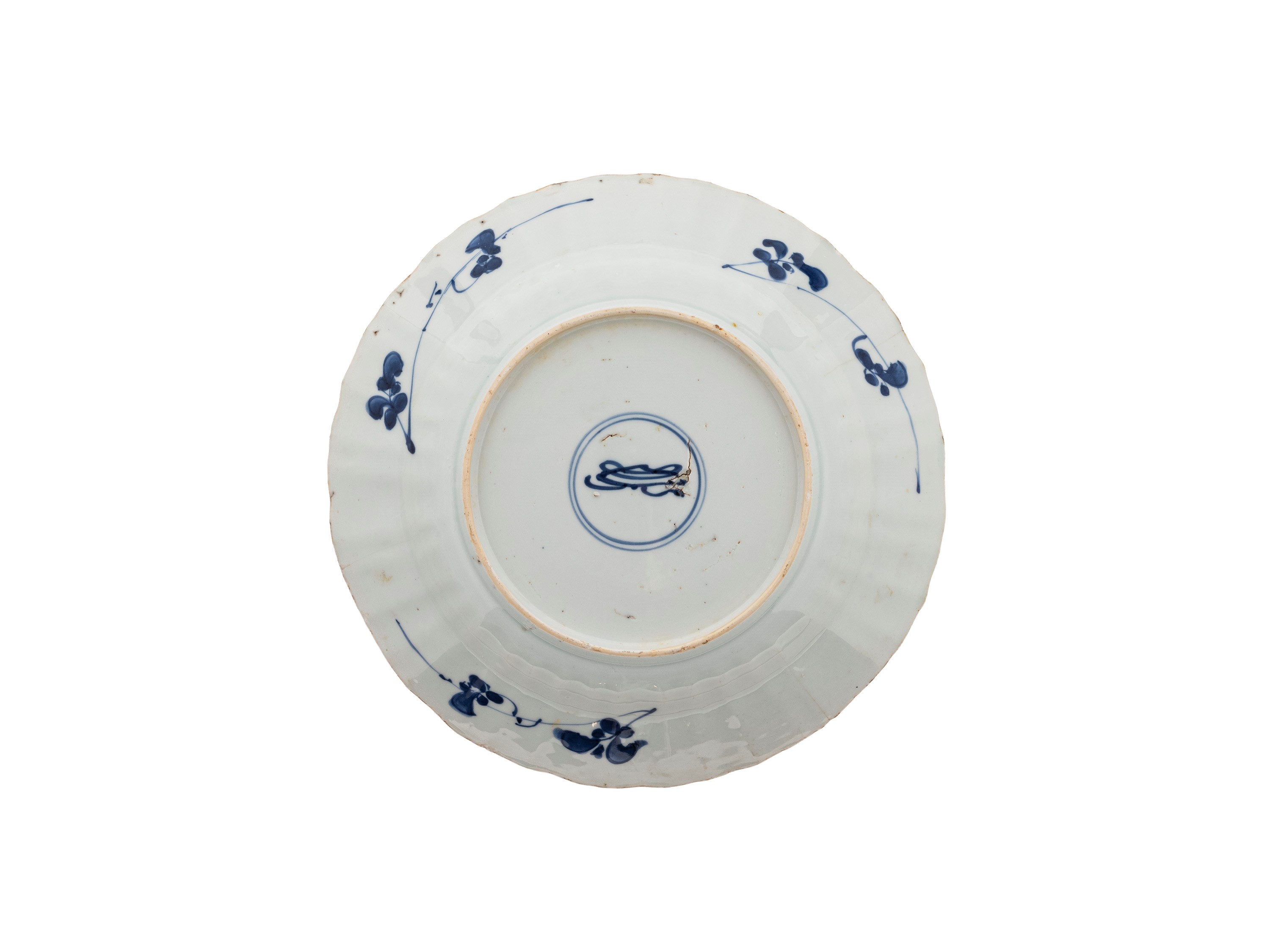 Cina, dinastia Qing (Kangxi), Piatto in porcellana bianca e blu a decoro figurato e cartigli