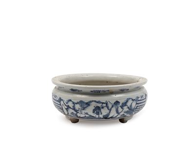 Cina, Dinastia Qing (periodo Kangxi), Incensiere tripode in porcellana bianco e blu con saggi in ...