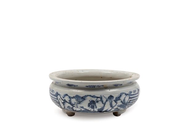 A TRIPOD BLUE AND WHITE PORCELAIN CENSER