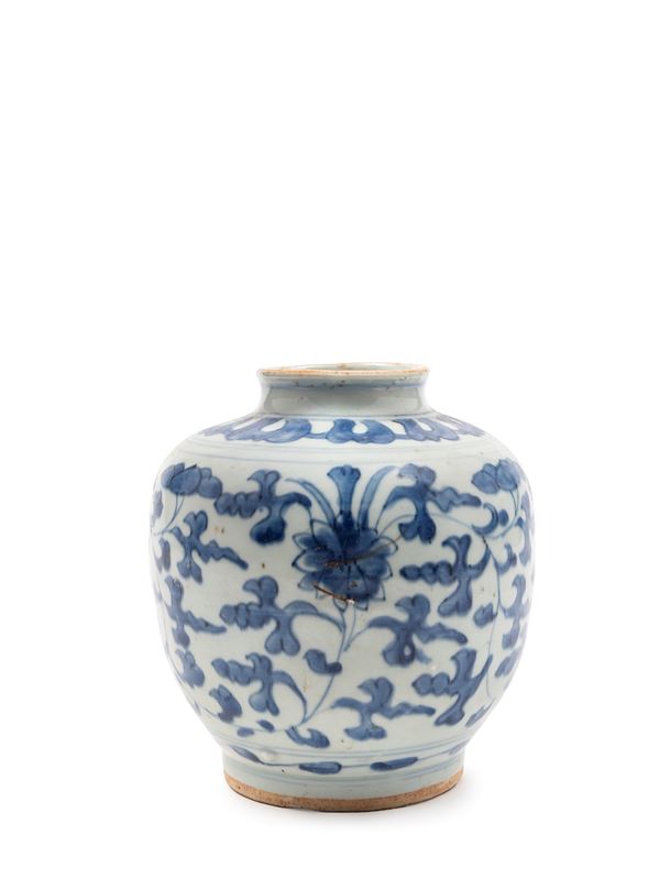 A BLUE AND WHITE PORCELAIN JAR