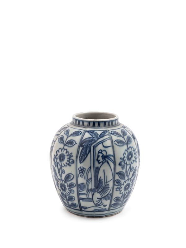 A BLUE AND WHITE PORCELAIN JAR