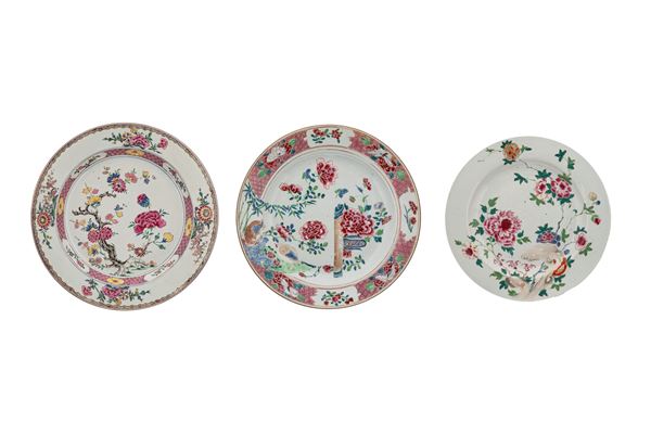 THREE FAMILLE ROSE PORCELAIN PLATES 