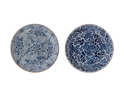 Cina, dinastia Qing (Kangxi, 1661-1722), Due grandi piatti in porcellana bianco e blu