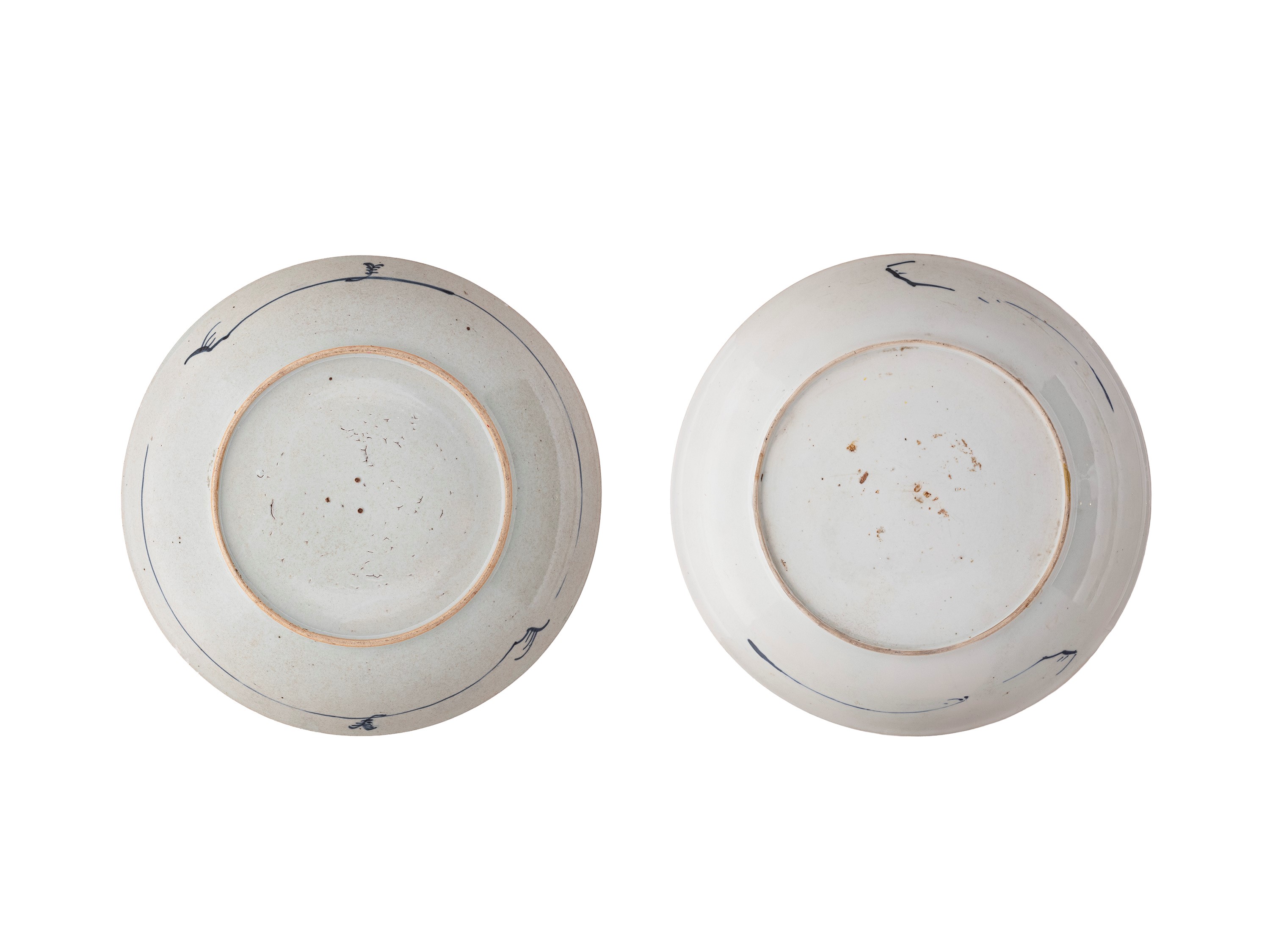 Cina, dinastia Qing (Kangxi, 1661-1722), Due grandi piatti in porcellana bianco e blu