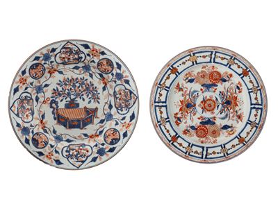 Cina, dinastia Qing (periodo Kangxi), Due grandi piatti in porcellana Imari decorati sottocoperta