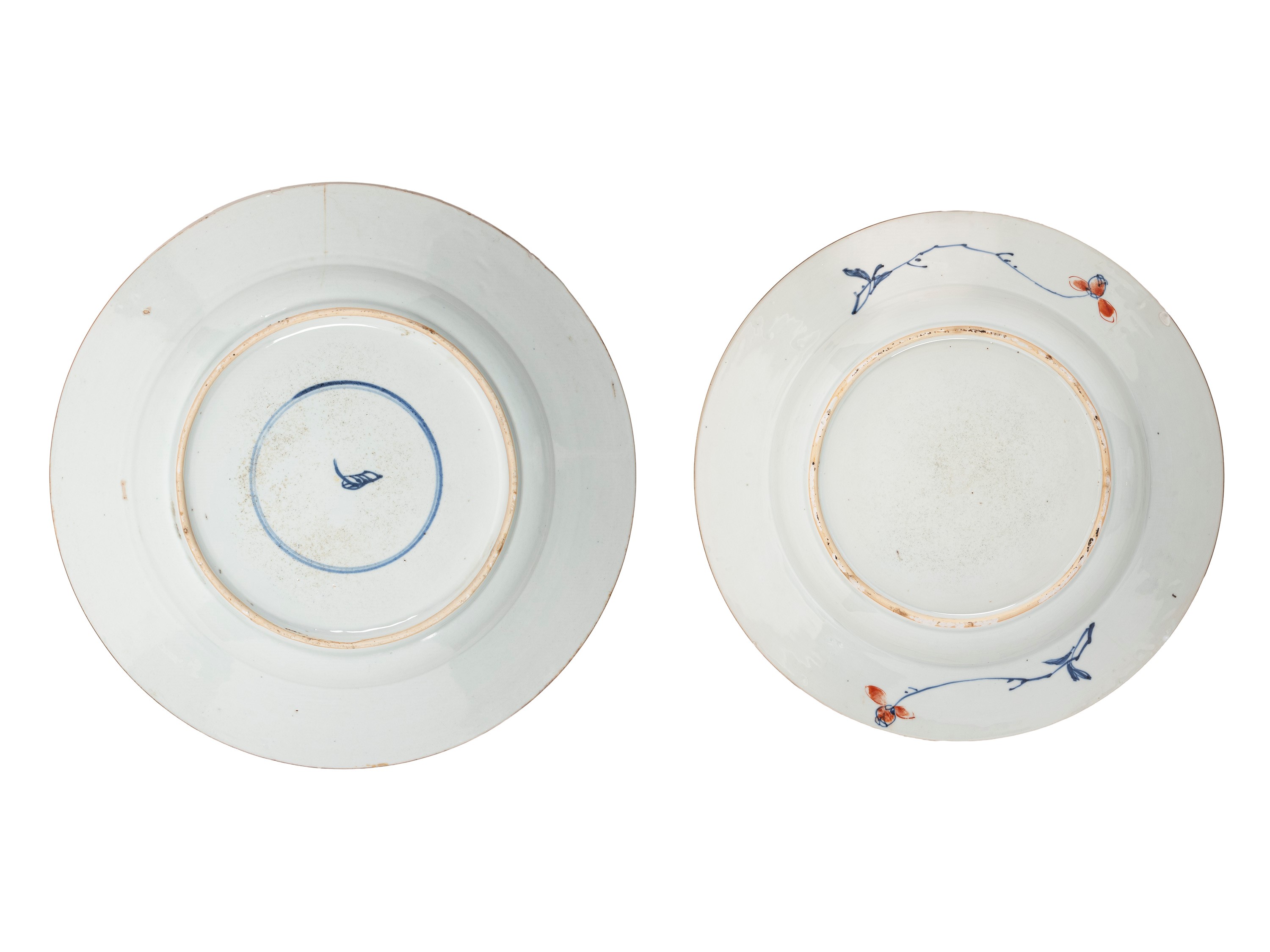 Cina, dinastia Qing (periodo Kangxi), Due grandi piatti in porcellana Imari decorati sottocoperta