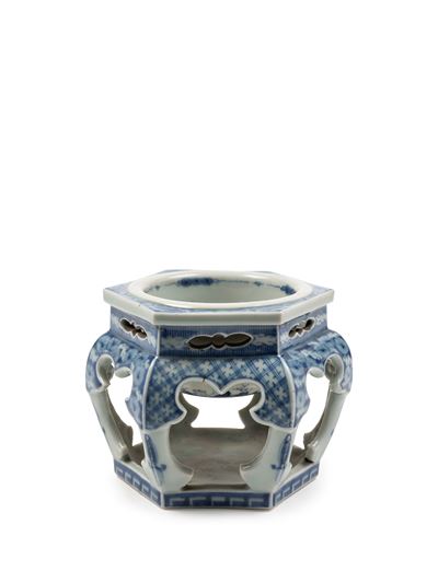Giappone (periodo Meiji), Incensiere esagonale in porcellana bianca e blu