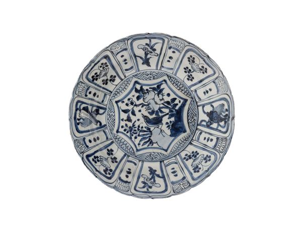 A BLUE AND WHITE 'KRAAK' PORCELAIN DISH