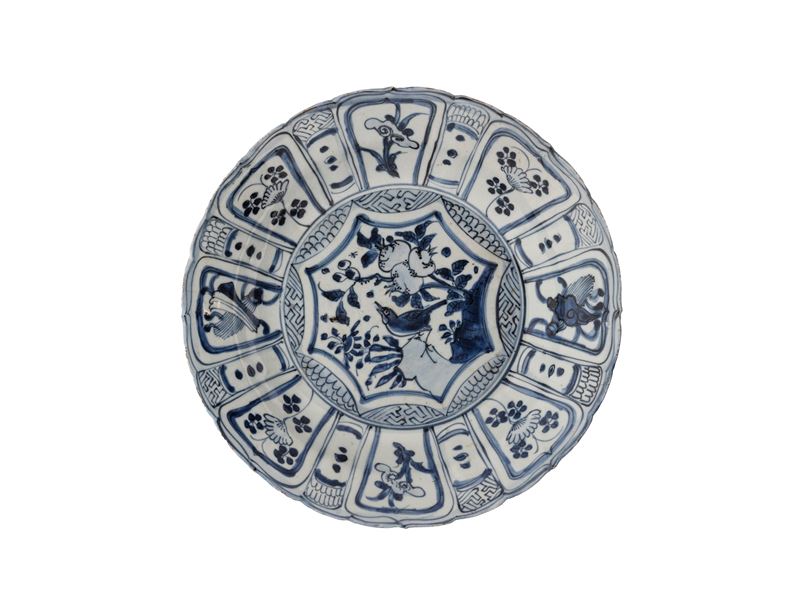 Cina, grande piatto Kraak in porcellana bianca e blu, dinastia Ming (periodo Wanli)