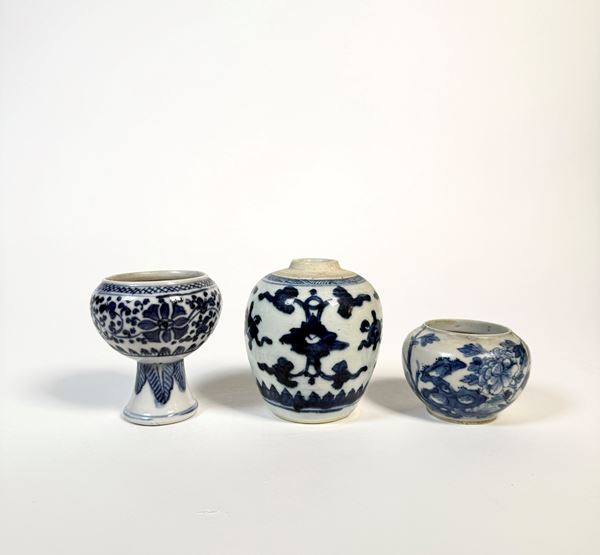 TWO BRUSH WASHERS AND A SMALL JAR IN WHITE AND BLUE PORCELAIN