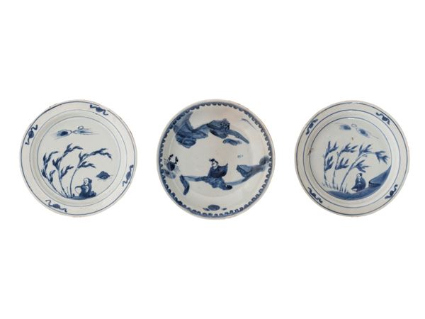 THREE BLUE AND WHITE KOSOMETSUKE DISHES