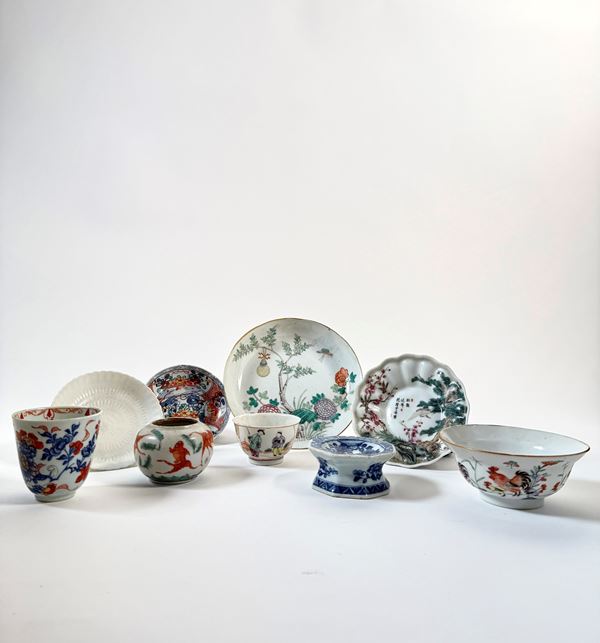 A LOT OF NINE PORCELAIN OBJECTS