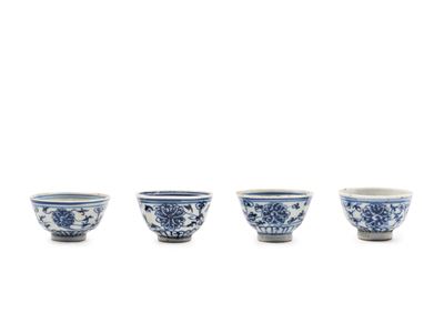 Cina (periodo Guangxu), Quattro tazzine in porcellana bianca e blu con decorazione a fiori di lot...