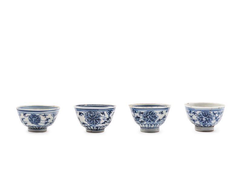 Cina (periodo Guangxu), Quattro tazzine in porcellana bianca e blu con decorazione a fiori di lot...