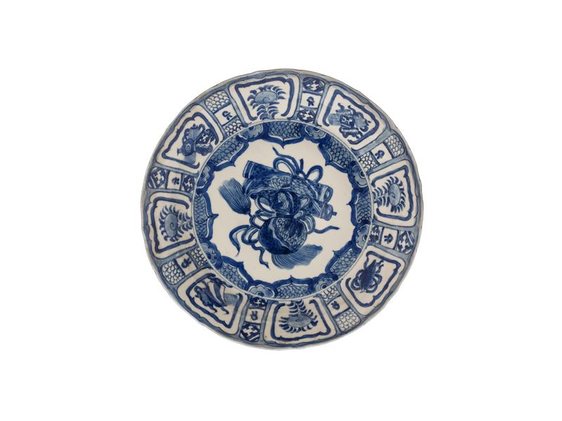 Cina, dinastia Ming (periodo Wanli), Piatto “Kraak” in porcellana bianca e blu