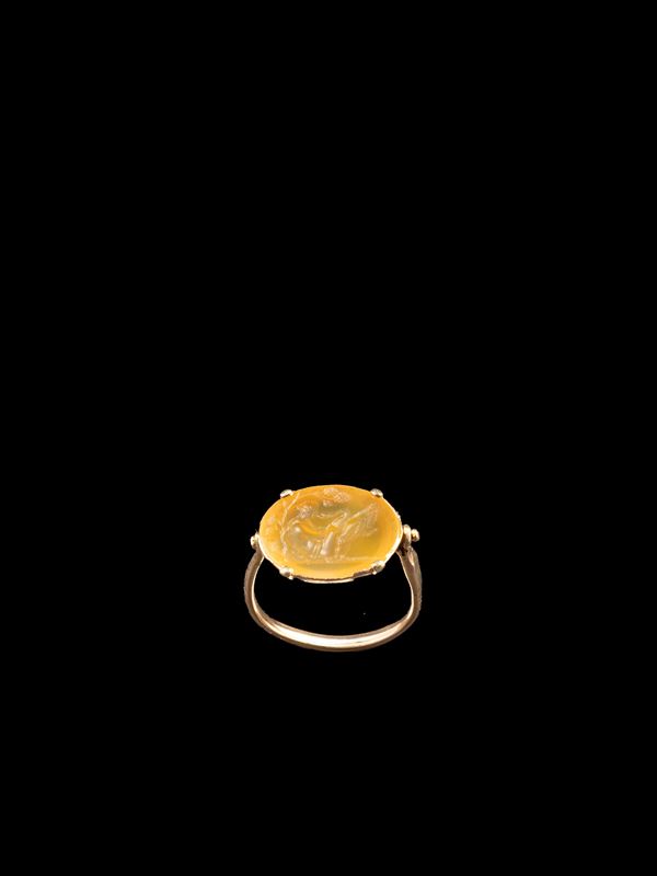 ANELLO IN ORO CON INTAGLIO IN CORNIOLA