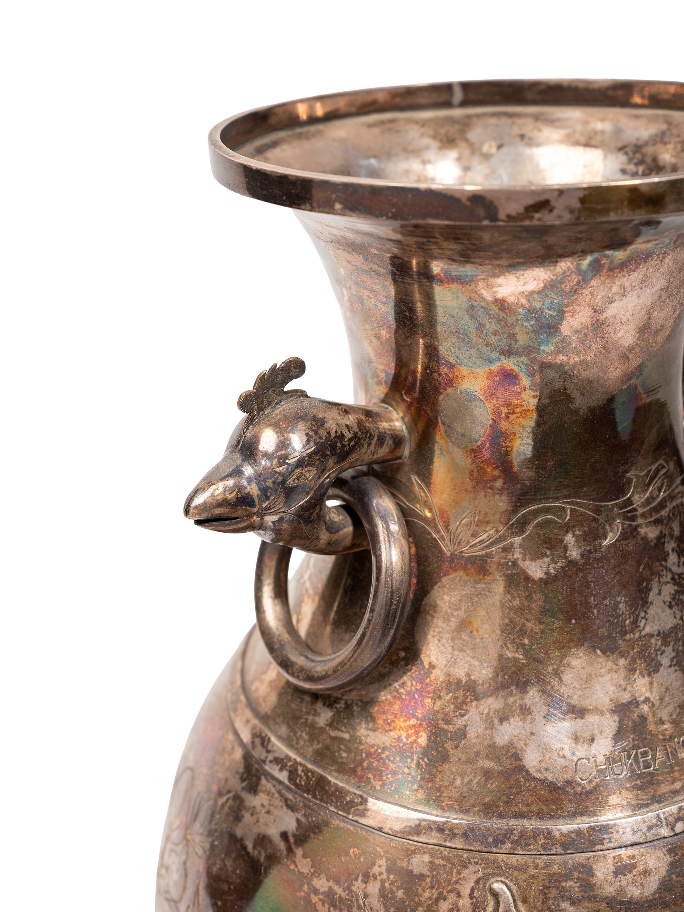 Cina, Vaso biansato in argento inciso e sbalzato, fine XIX/inizio XX secolo