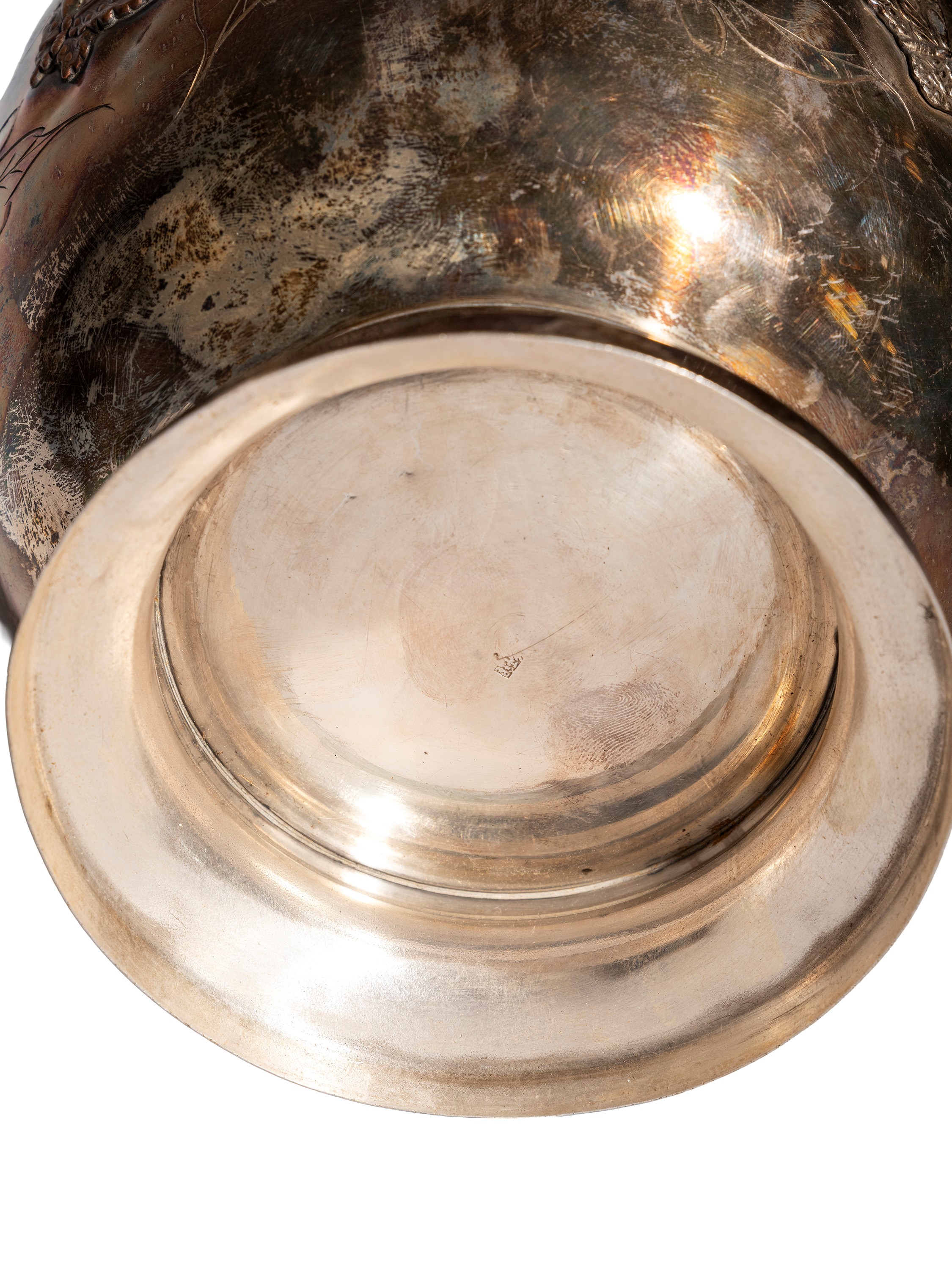 Cina, Vaso biansato in argento inciso e sbalzato, fine XIX/inizio XX secolo