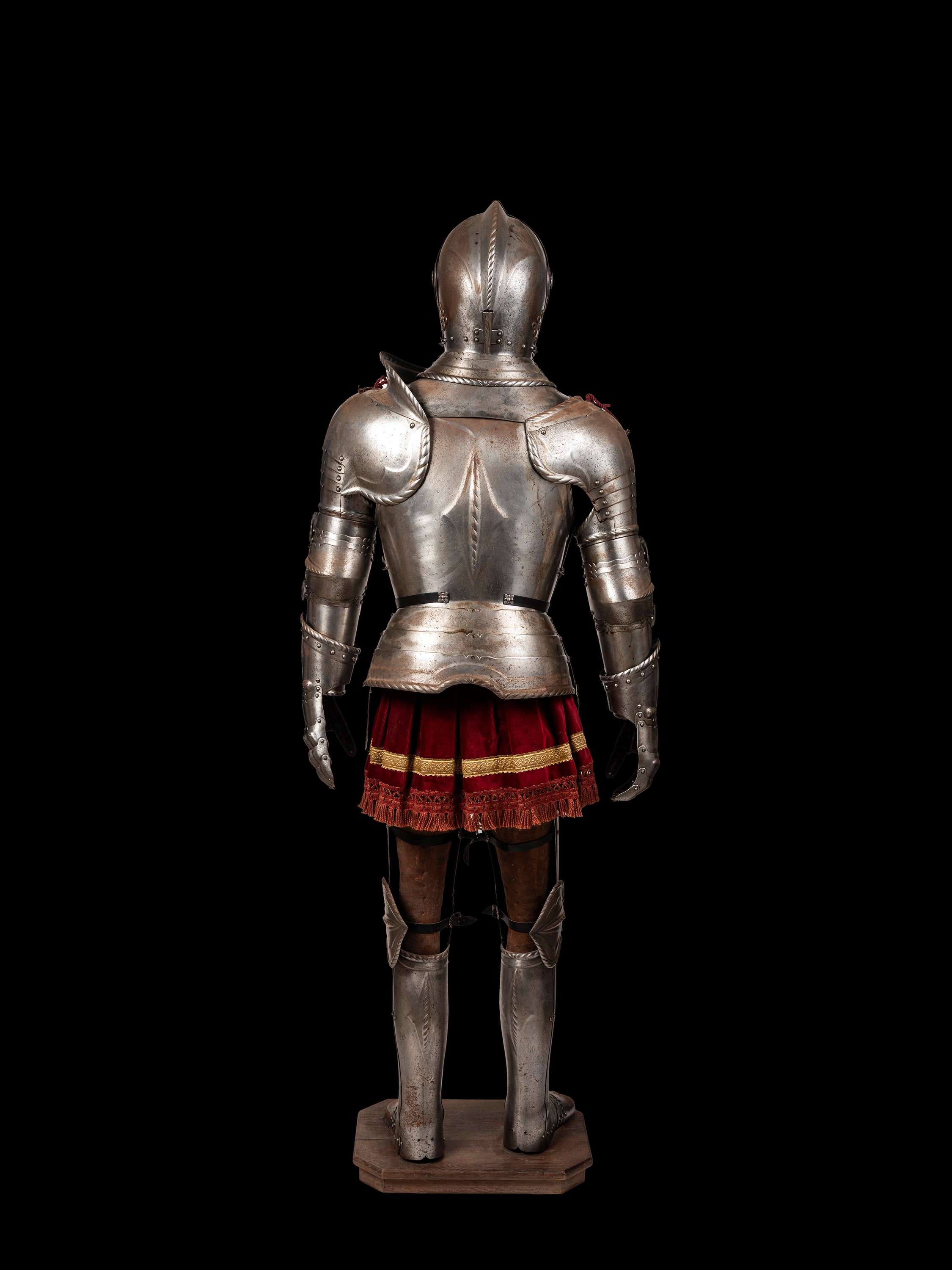 Spagna, XX secolo, Armatra a piastre completa in stile medievale (armatura cap-à-pie)