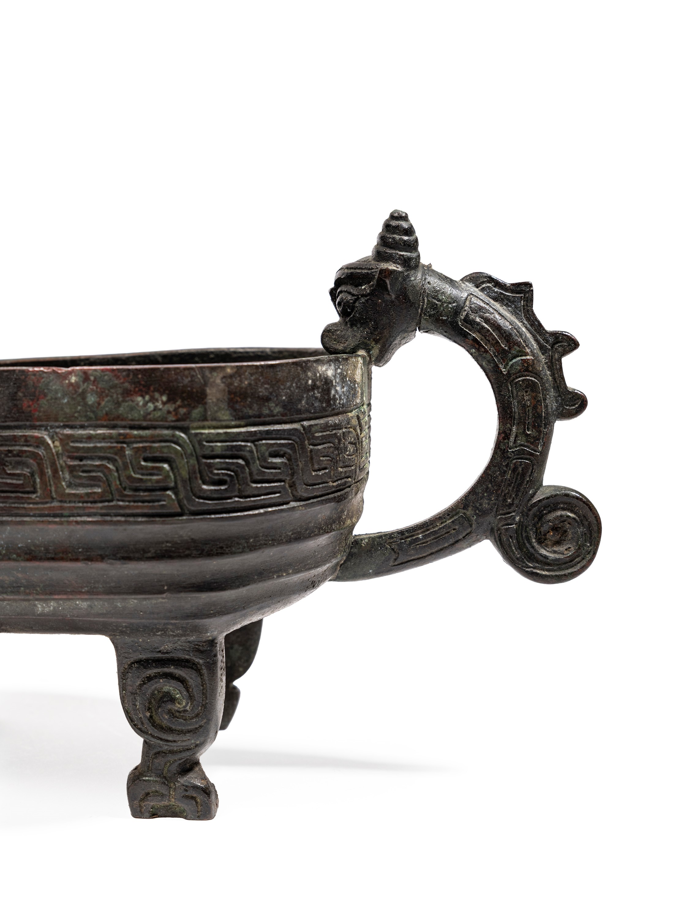 Cina (dinastia Ming o posteriore), Versatoio rituale in bronzo, stile Yi