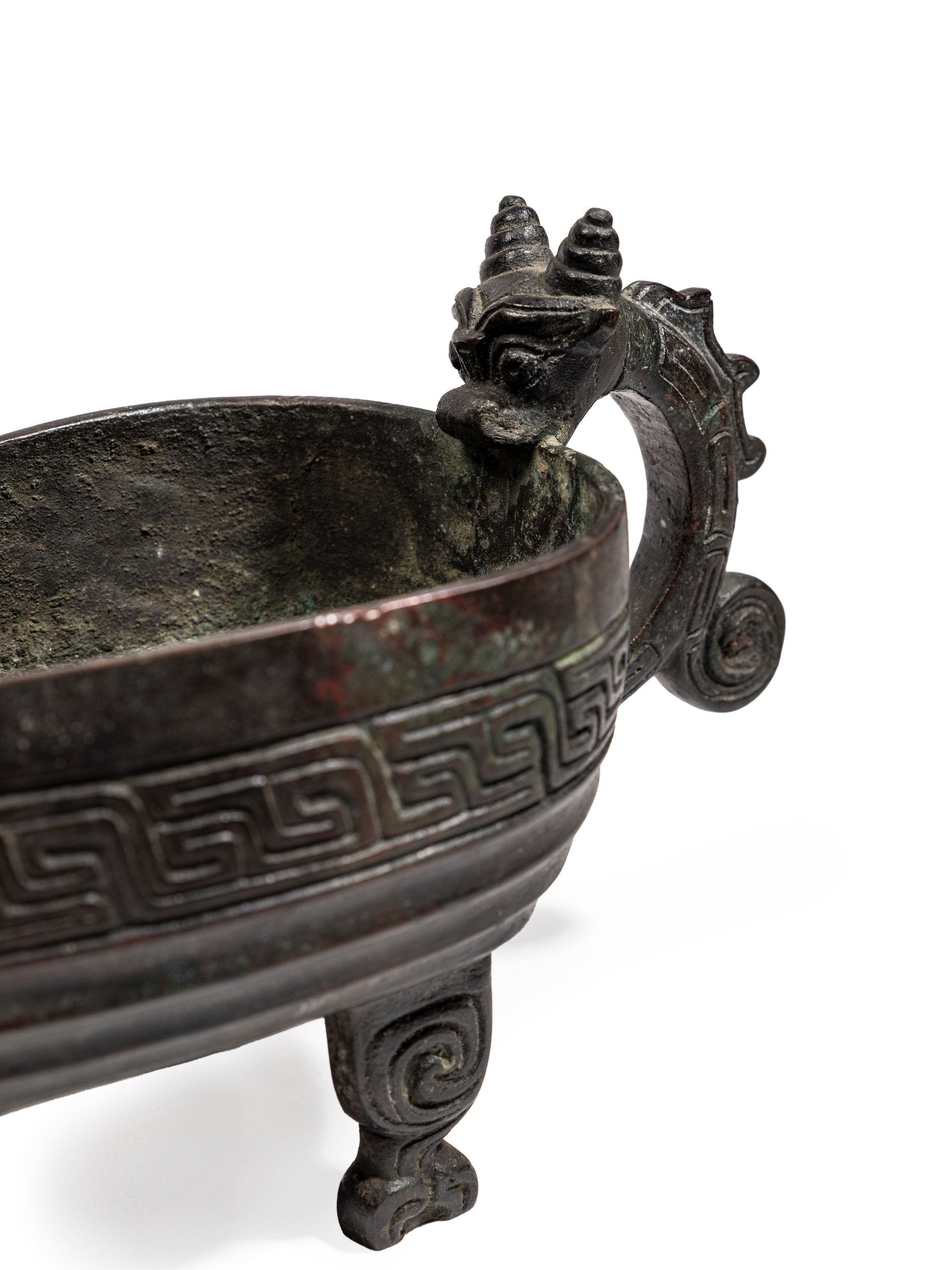 Cina (dinastia Ming o posteriore), Versatoio rituale in bronzo, stile Yi
