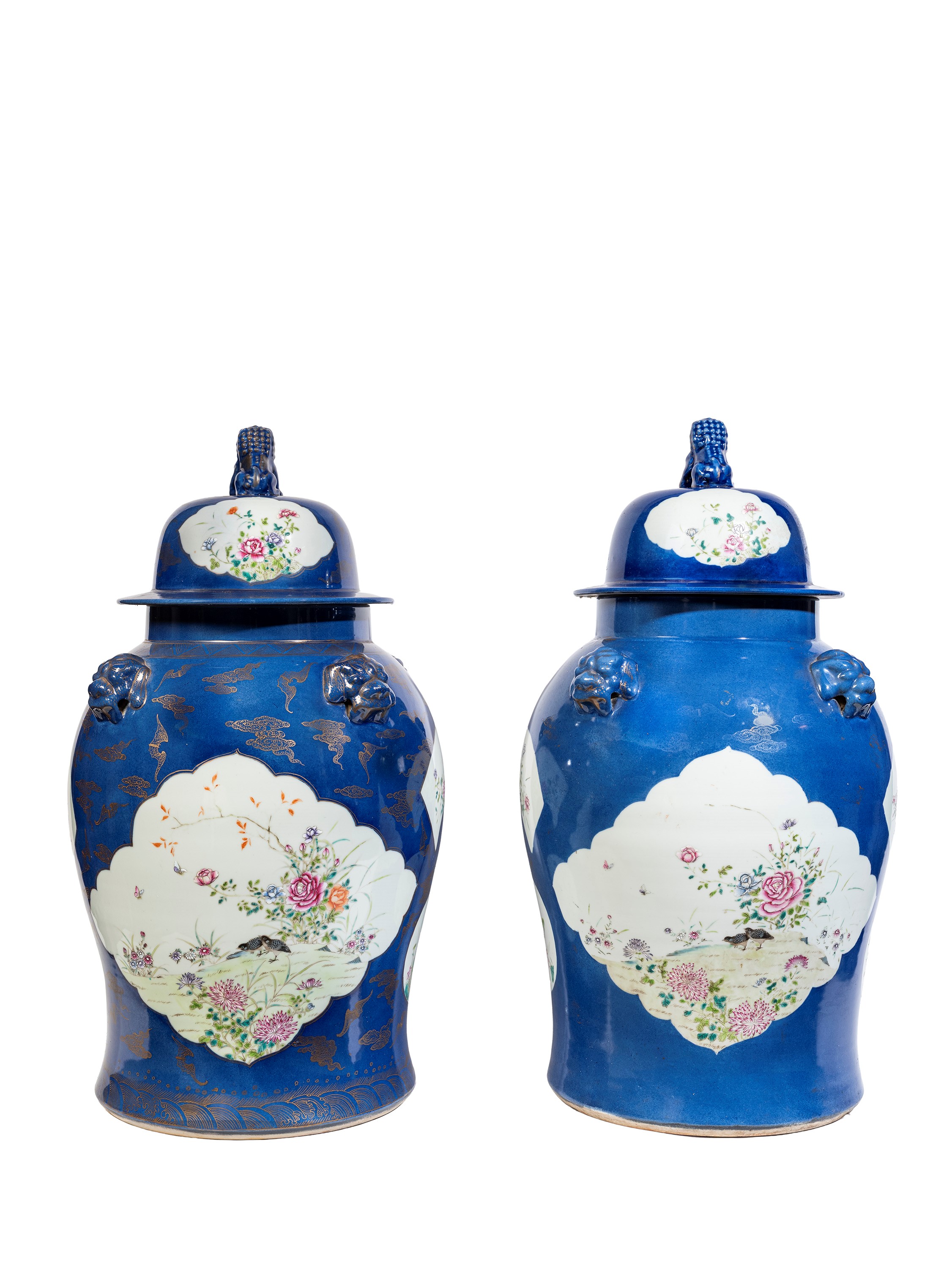 Cina, Due grandi potiches in porcellana (decorazione in oro e motivi floreali e fogliacei), XX se...