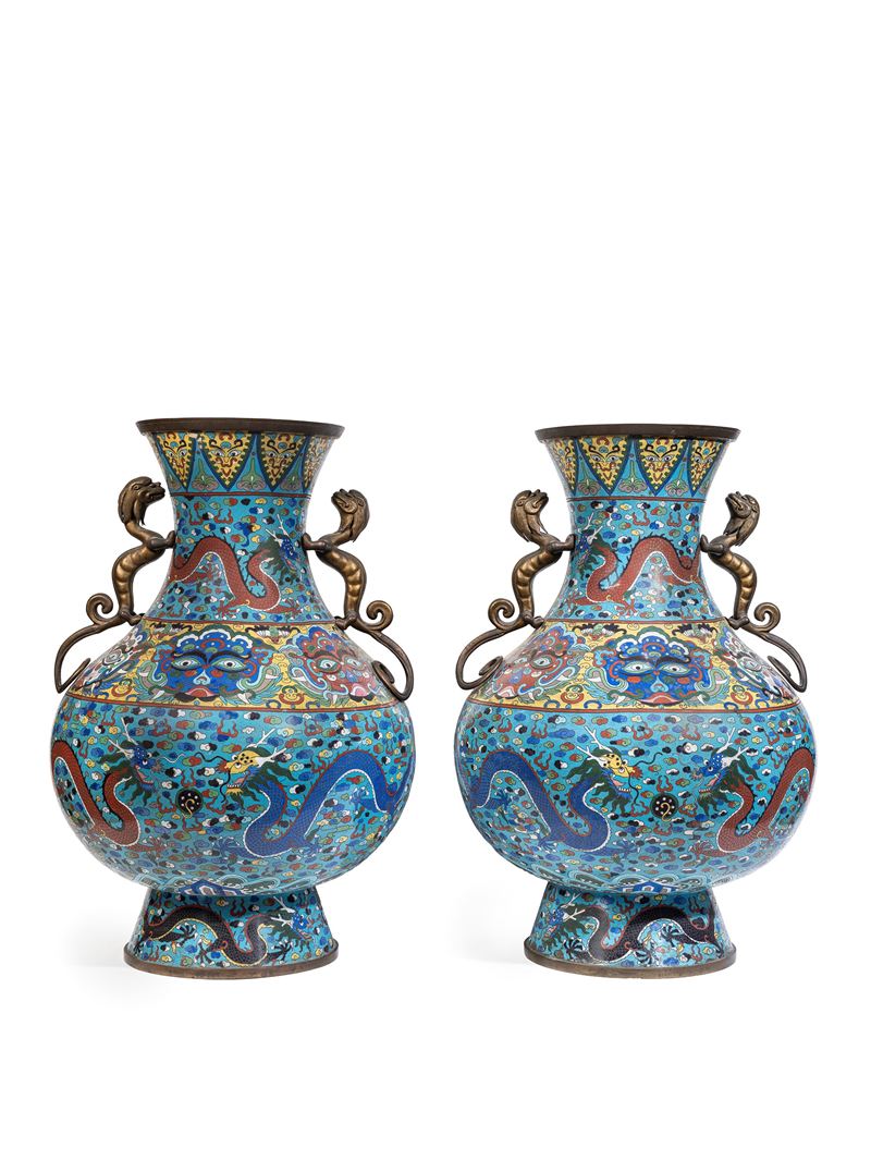Cina, Coppia di grandi vasi in cloisonné con motivo a draghi e anse a qilong