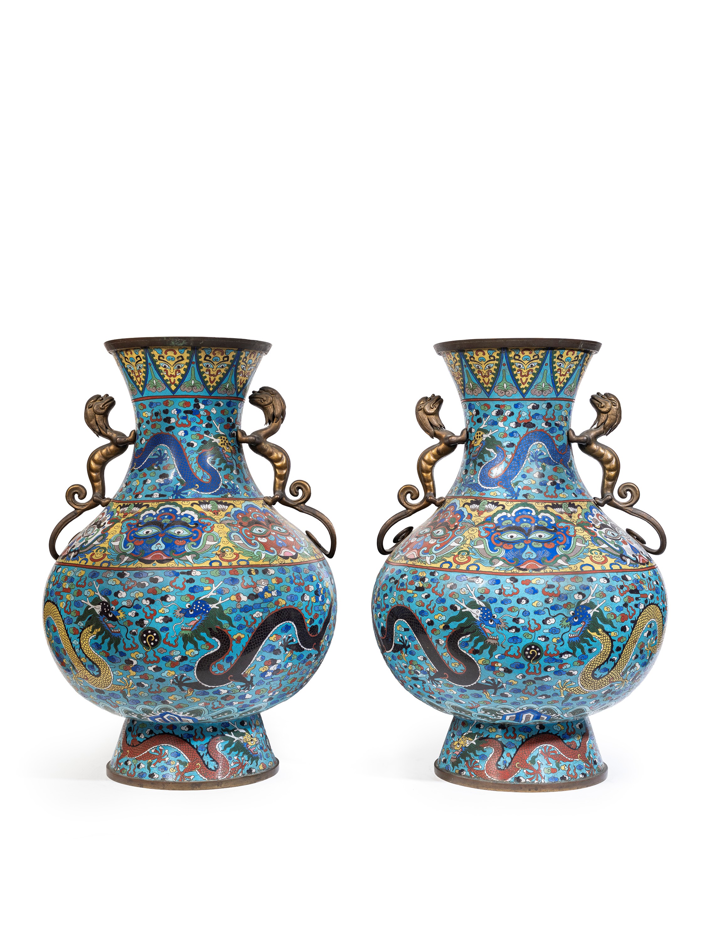 Cina, Coppia di grandi vasi in cloisonné con motivo a draghi e anse a qilong