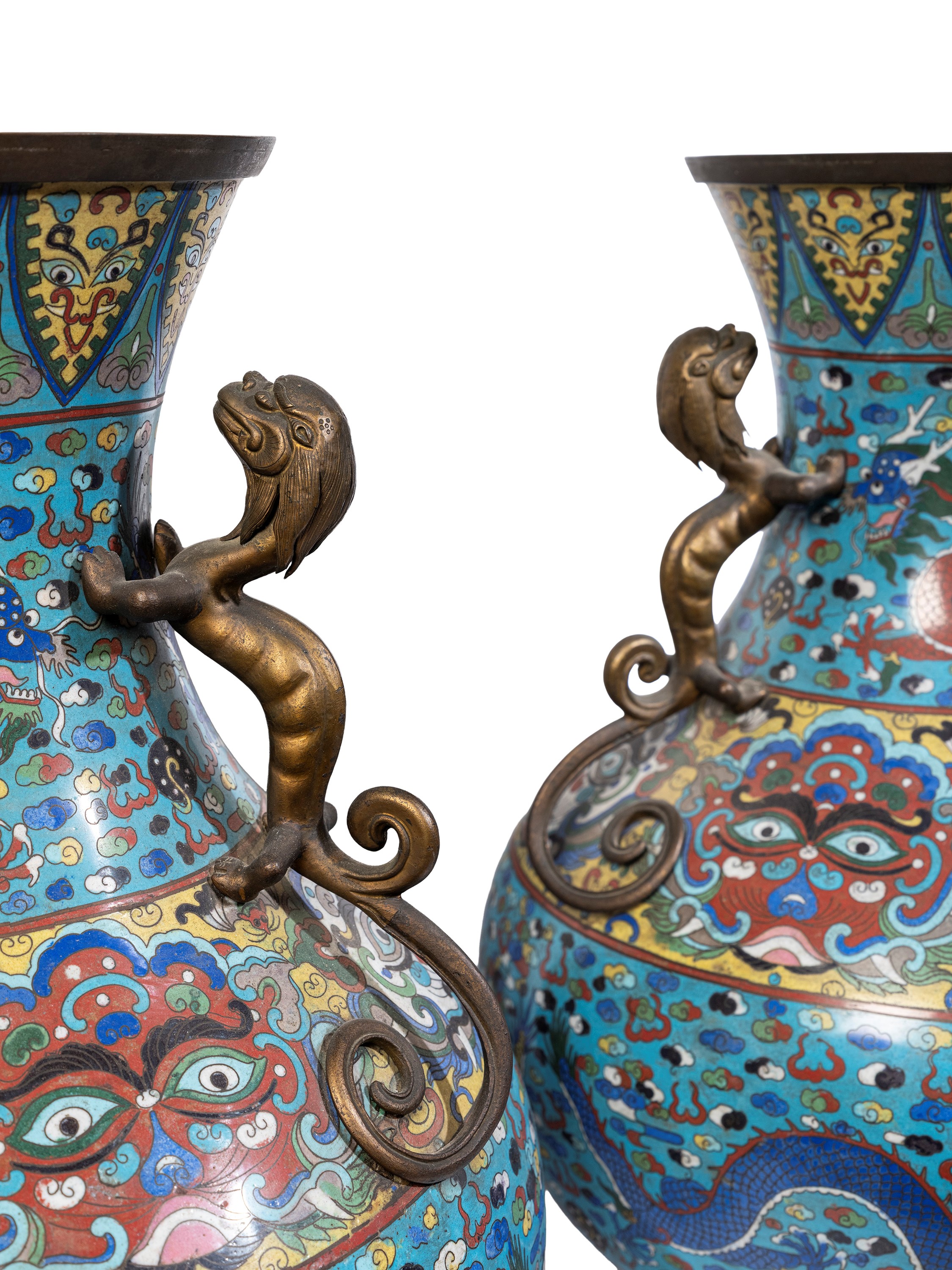 Cina, Coppia di grandi vasi in cloisonné con motivo a draghi e anse a qilong