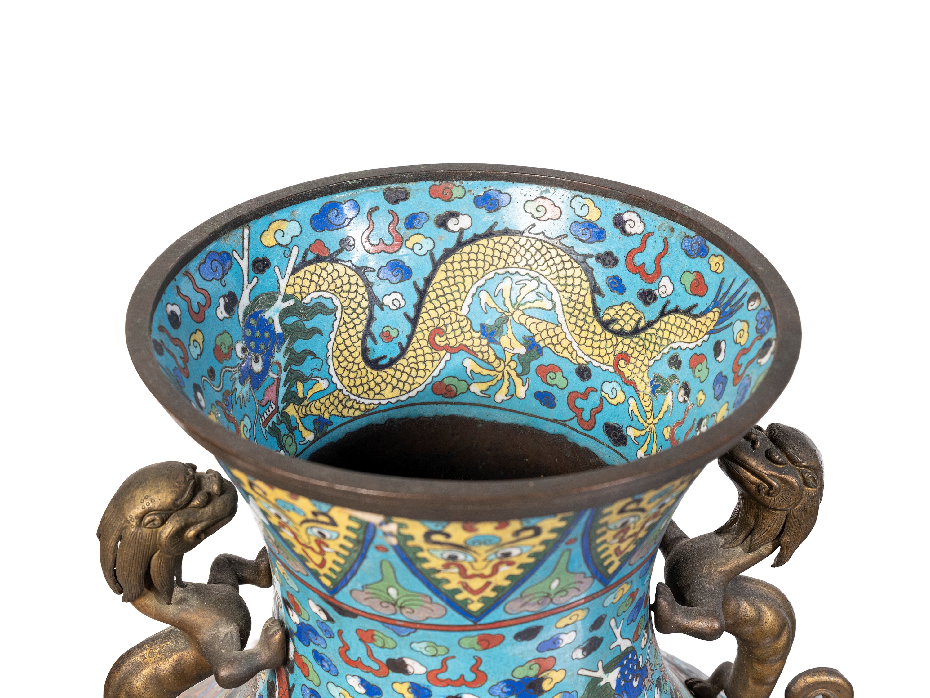 Cina, Coppia di grandi vasi in cloisonné con motivo a draghi e anse a qilong