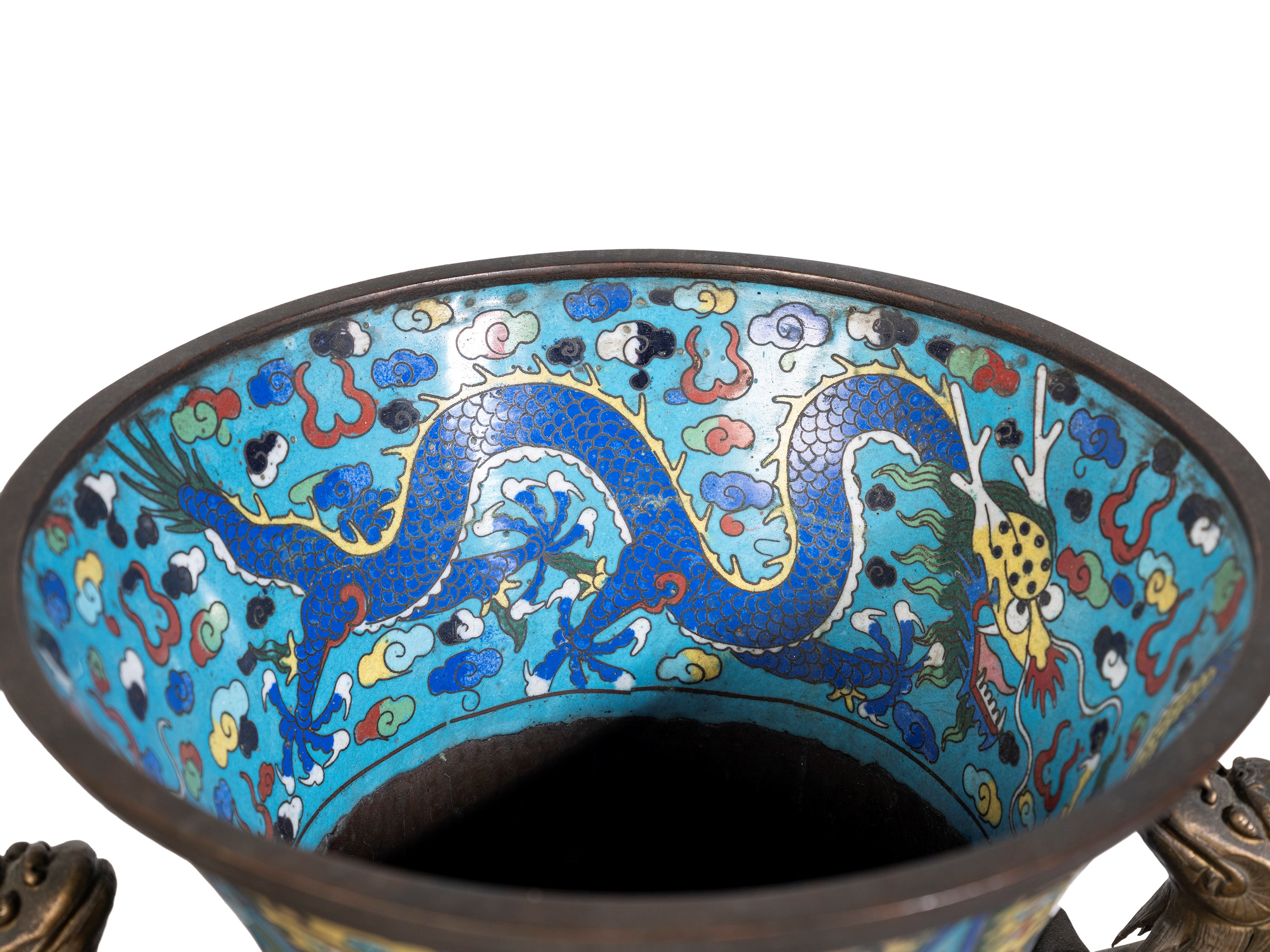 Cina, Coppia di grandi vasi in cloisonné con motivo a draghi e anse a qilong