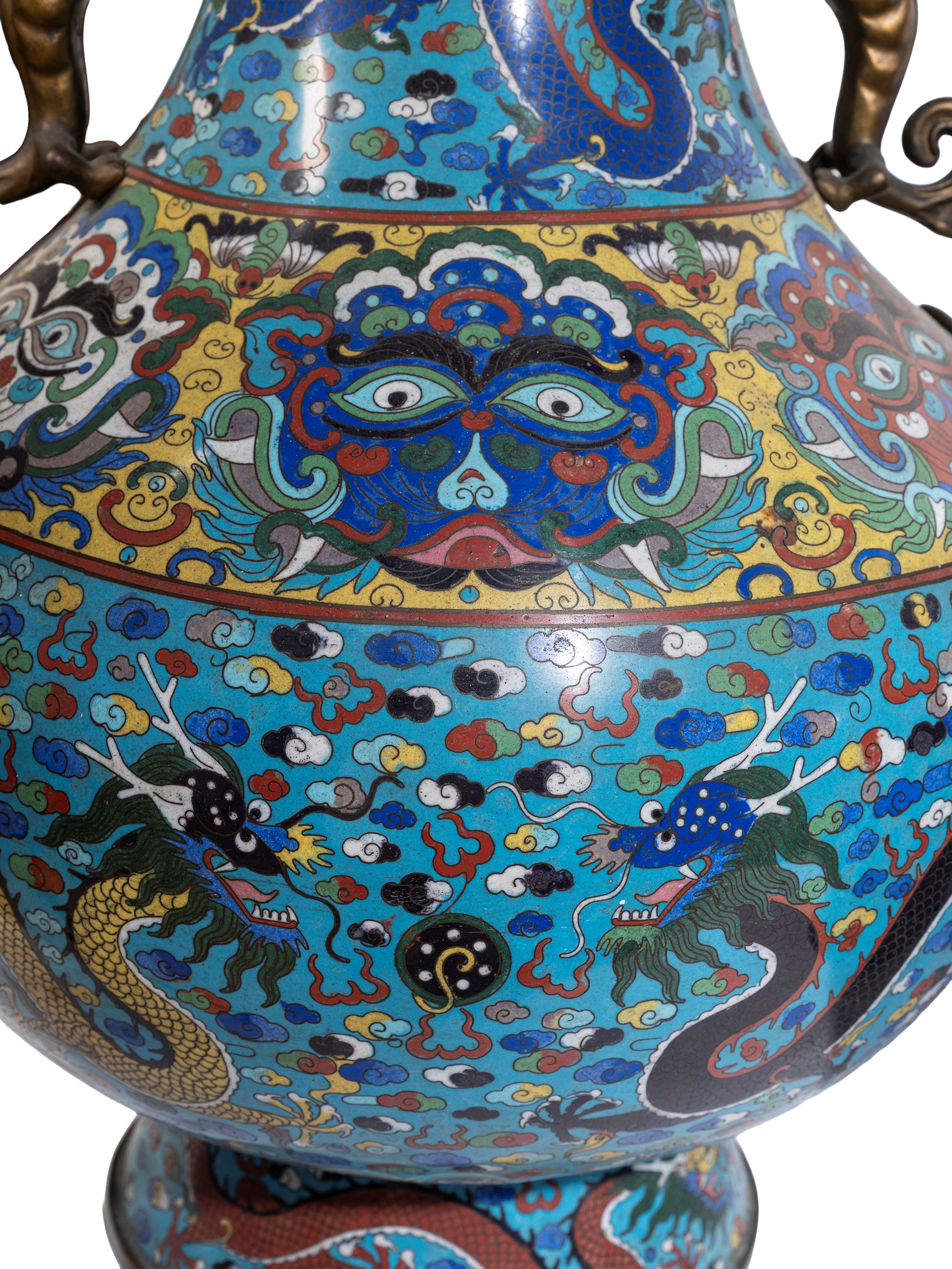 Cina, Coppia di grandi vasi in cloisonné con motivo a draghi e anse a qilong