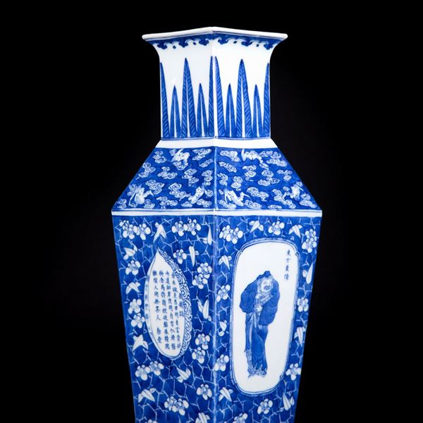 A BLUE AND WHITE VASE