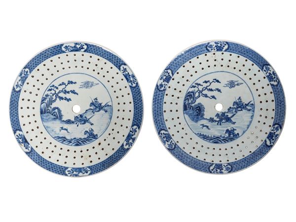 A PAIR OF BLUE AND WHITE PORCELAIN STAINERS