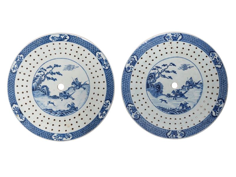 Coppia di scolatoi, porcellana bianca e blu, Cina, dinastia Qing (XVII/XVIII secolo)