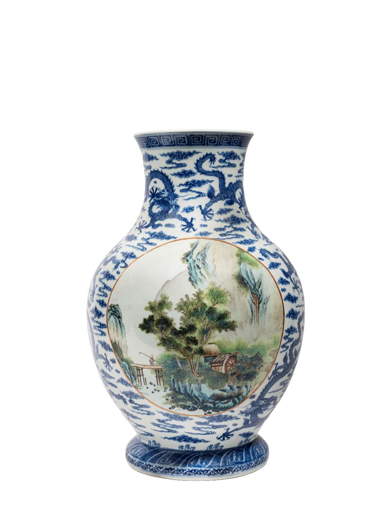 VASO IN PORCELLANA BIANCA E BLU E FAMIGLIA ROSA