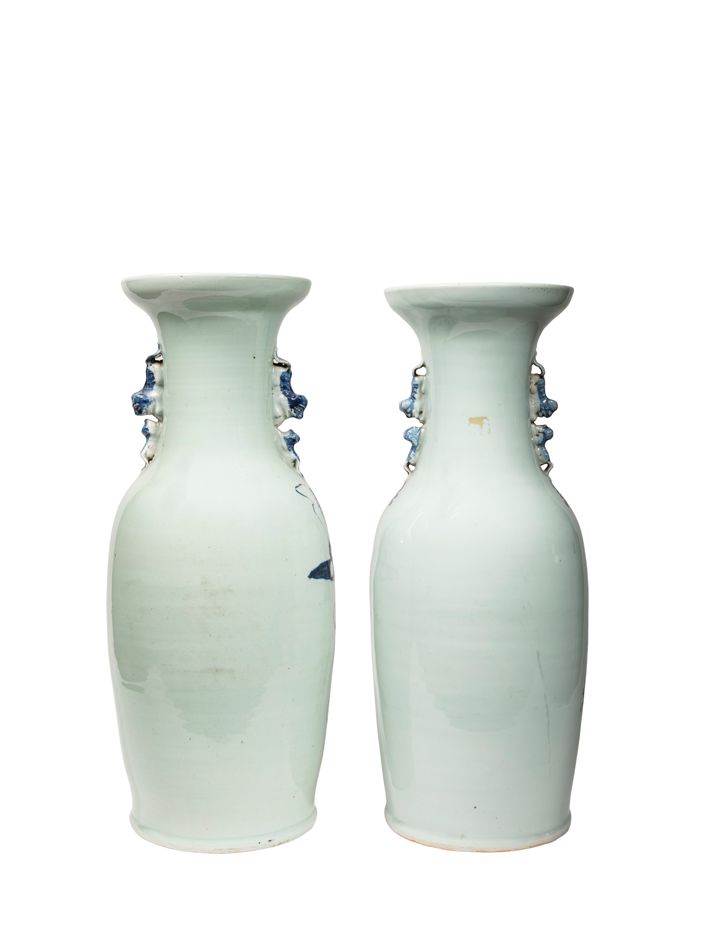 DUE VASI IN PORCELLANA BIANCO E BLU SU FONDO CELADON