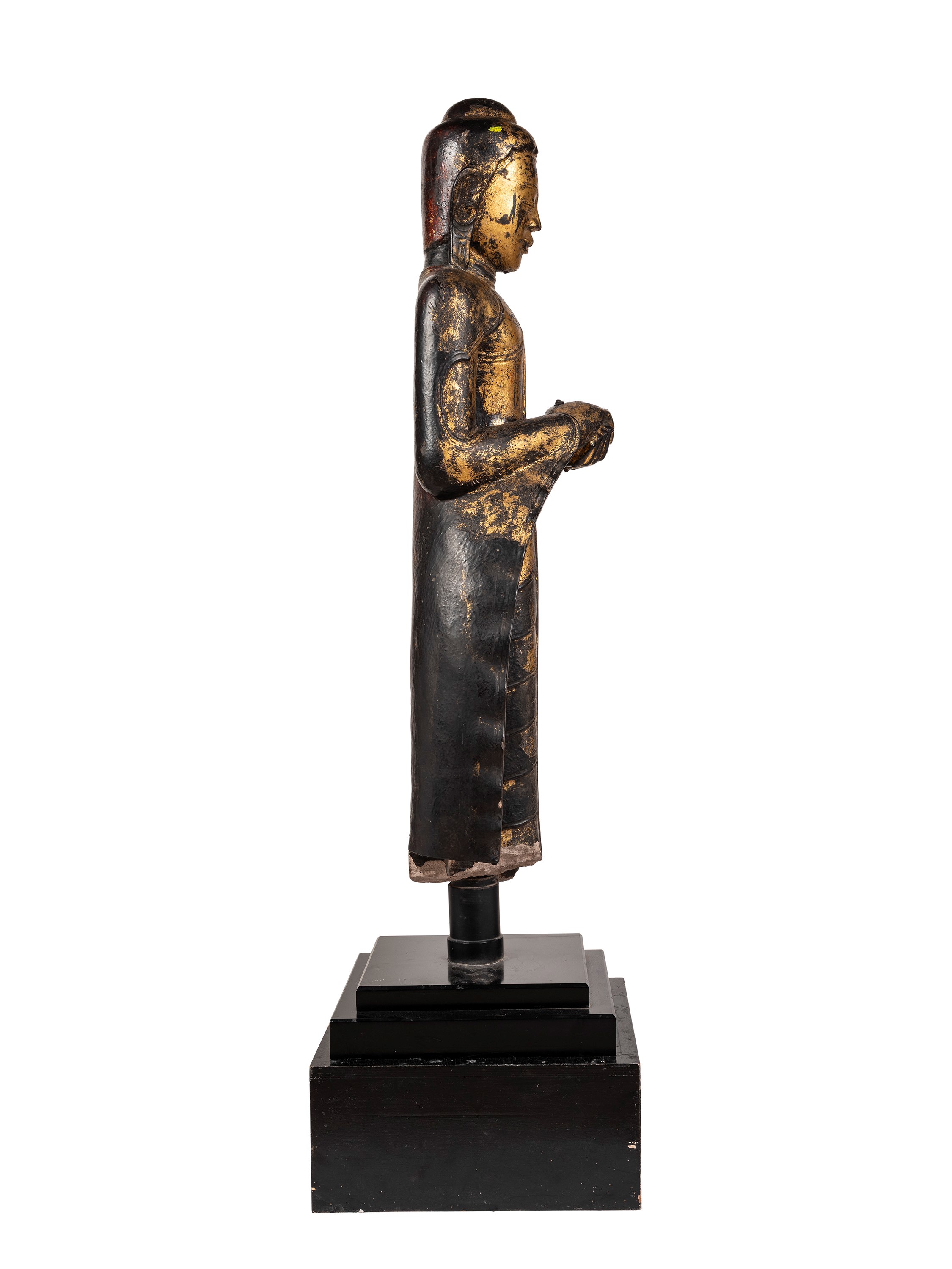 Thailandia, XIX secolo, Grande scultura in pietra laccata e dorata raffigurante Buddha