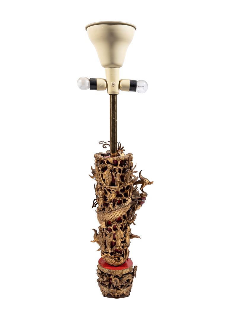 Lampada con fregio in legno dorato, decorazione a rilievo con dragoni e pagode, Cina, XX secolo