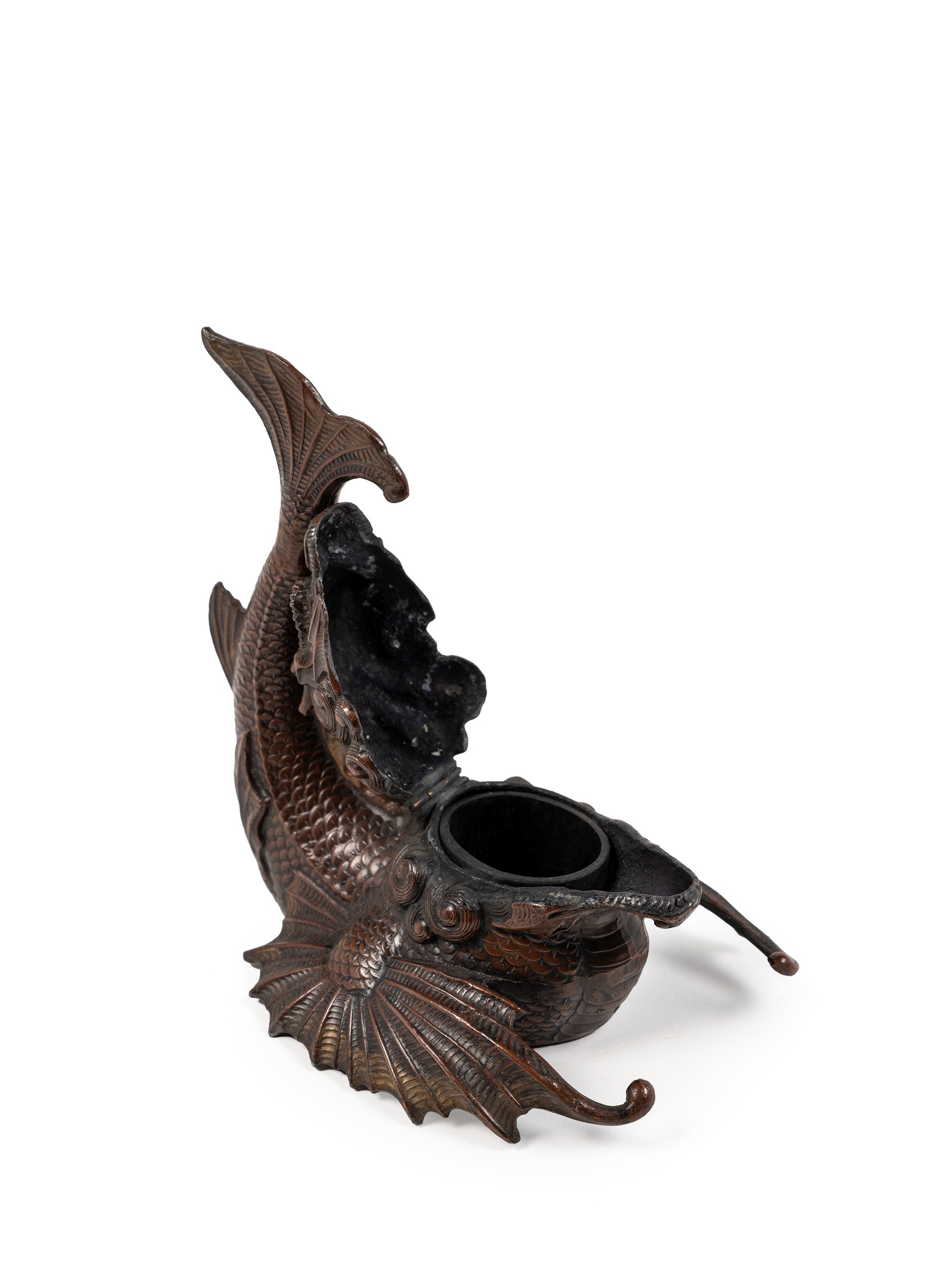 Giappone (periodo Meiji), Okimono in bronzo a forma di calamaio raffigurante un pesce drago