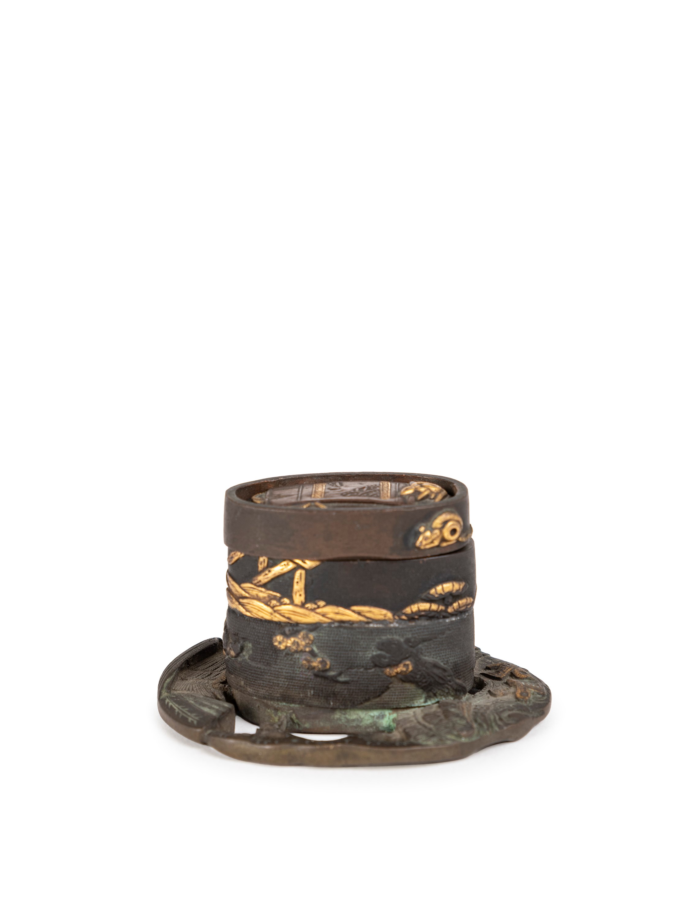 Giappone, periodo Meiji (1868-1912), Fuchigashira in bronzo con tsuba