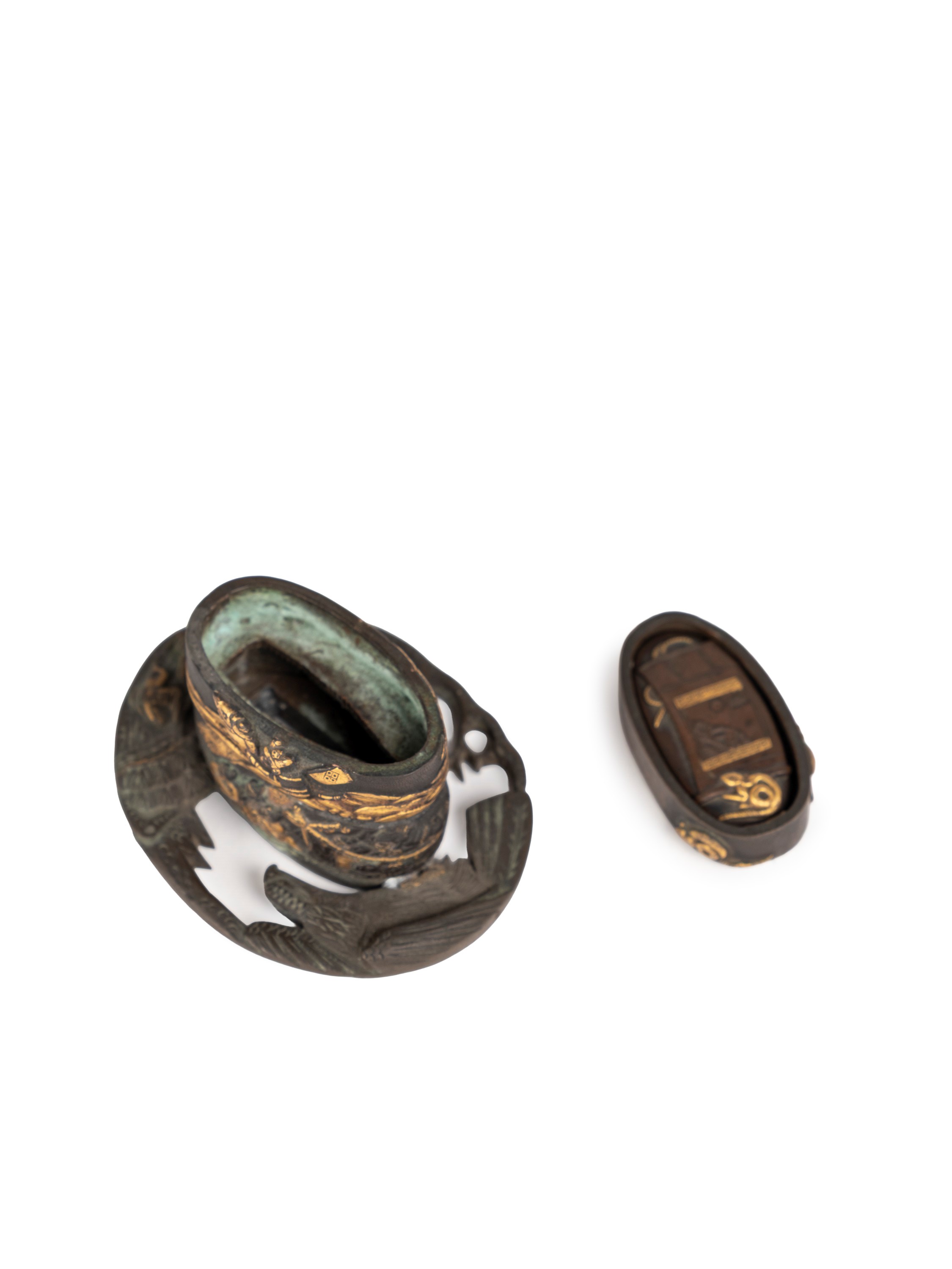 Giappone, periodo Meiji (1868-1912), Fuchigashira in bronzo con tsuba