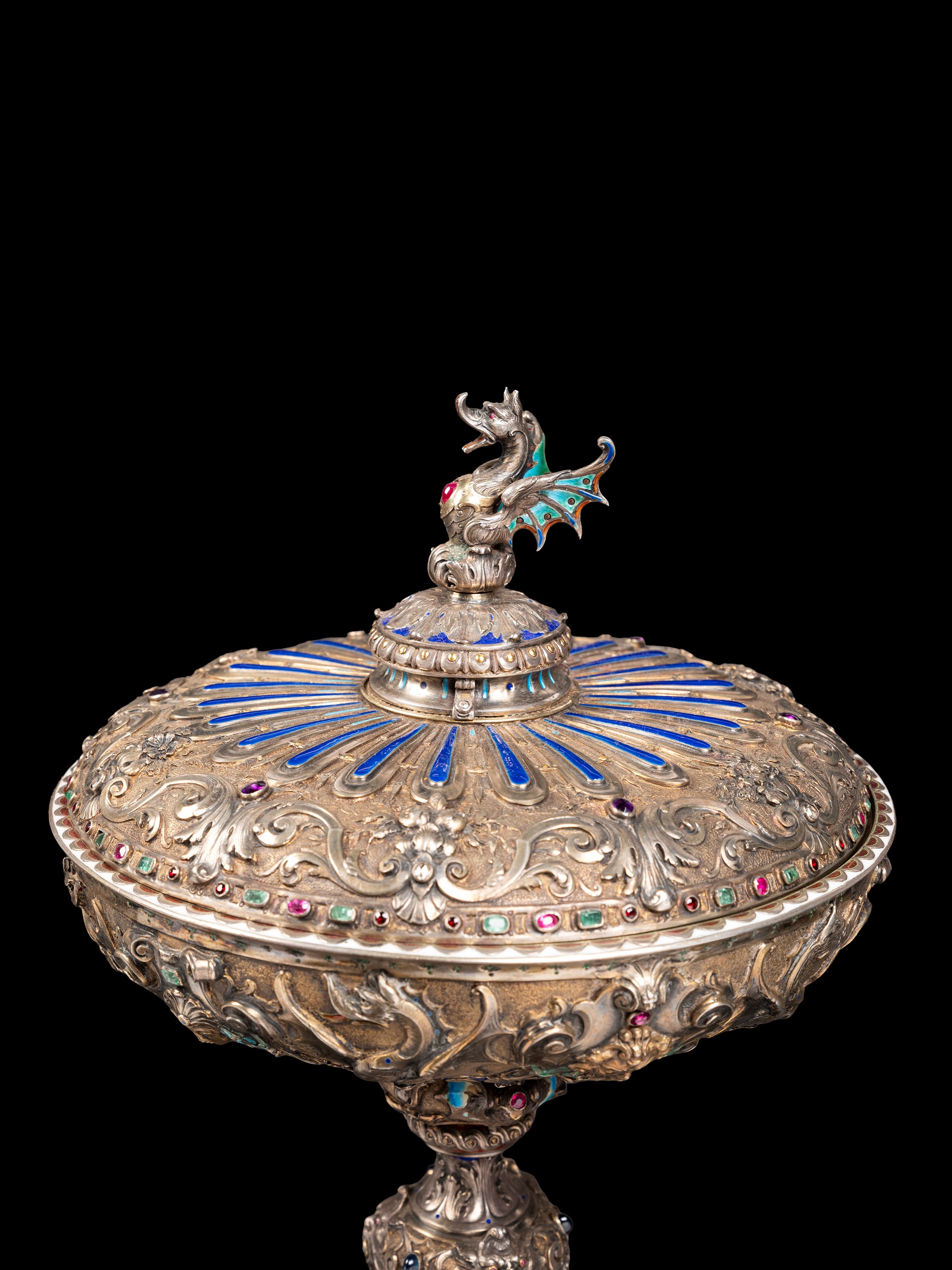 IMPORTANTE COPPA IN ARGENTO E SMALTI