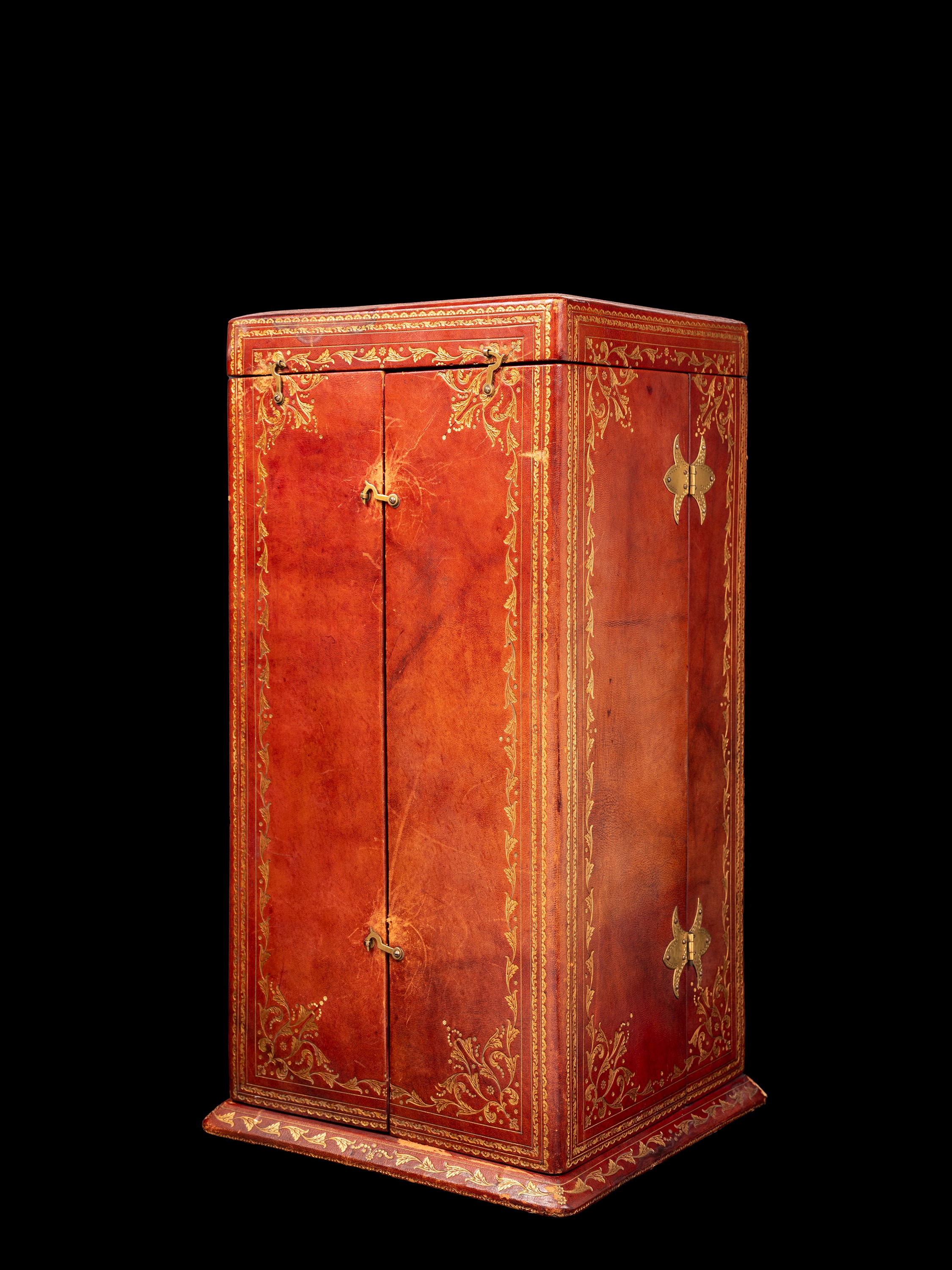 IMPORTANTE COPPA IN ARGENTO E SMALTI