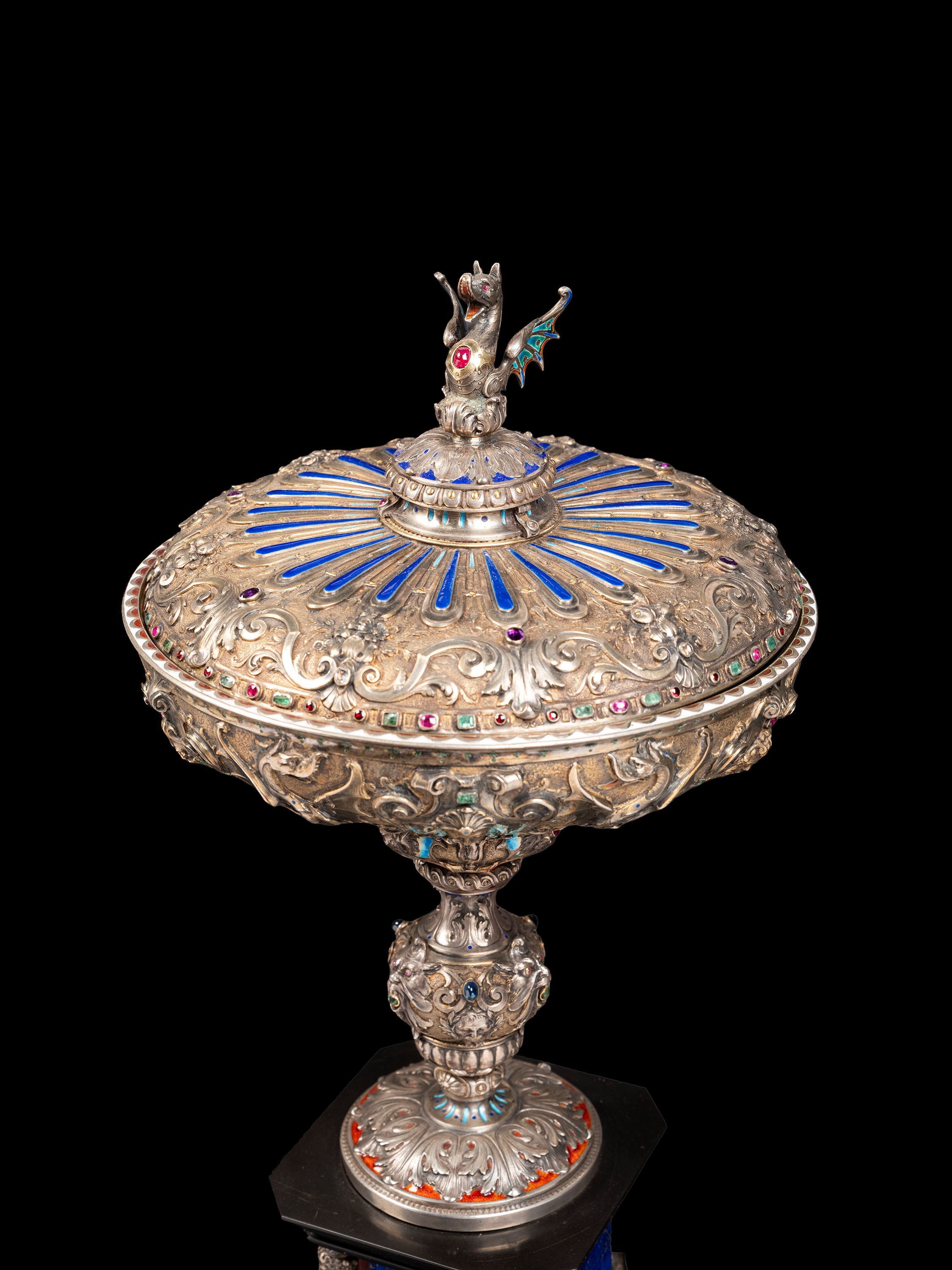 IMPORTANTE COPPA IN ARGENTO E SMALTI