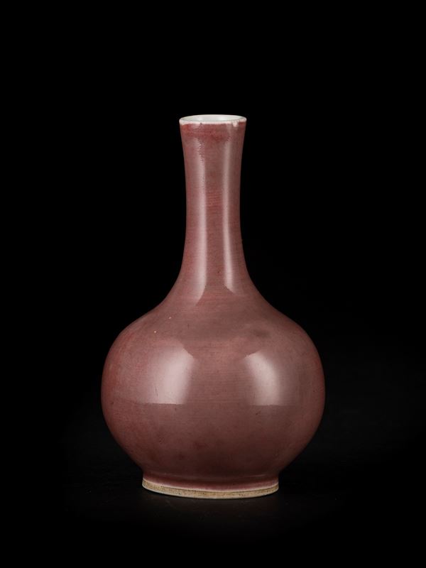 A SMALL BOTTLE-SHAPED PEACH-BLOOM VASE